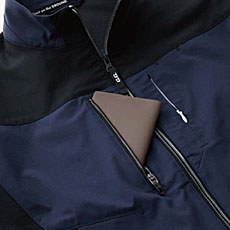 （野帳が入る）右胸ファスナーポケット